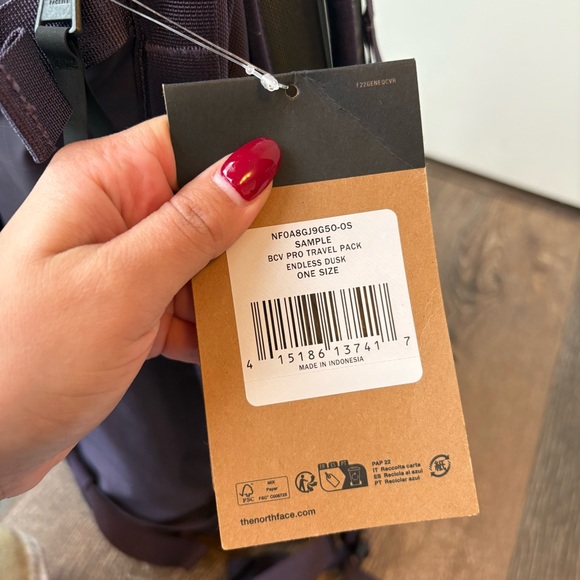 NEW North Face Base Camp Purple Voyager Travel Pack - Picture 4 of 12